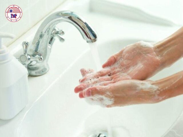 Rửa tay thường xuyên trước khi chăm sóc cho trẻ