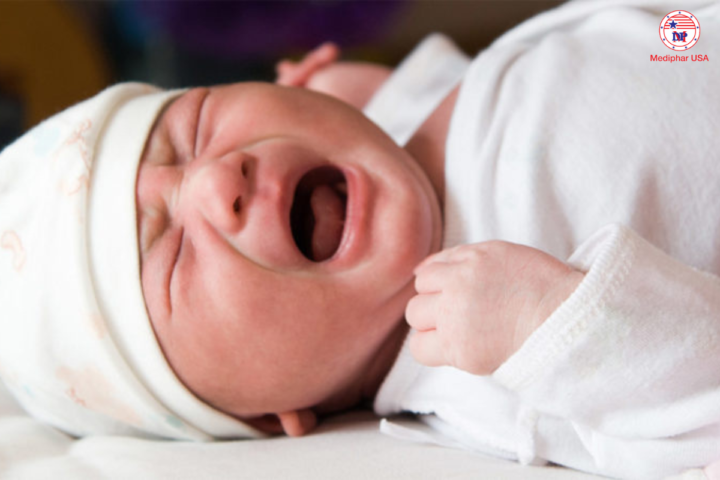 Trẻ sơ sinh dưới 1 tháng tuổi bị tiêu chảy thường xuyên quấy khóc