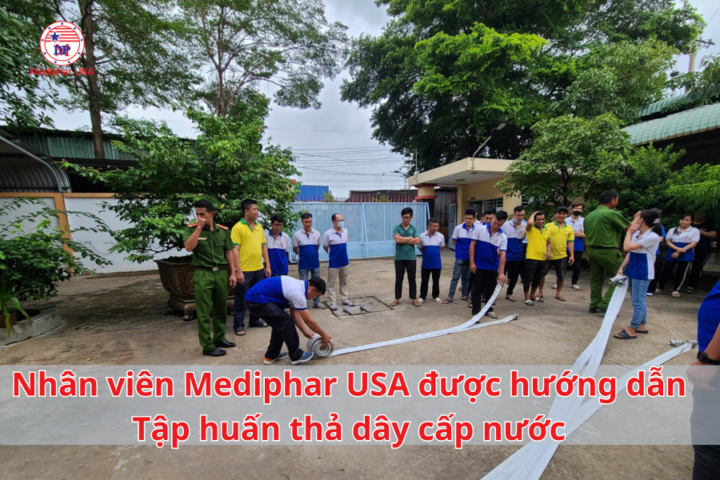 Nhân viên Mediphar USA được tập huấn thả dây cấp nước 