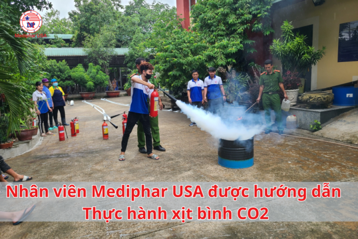 Nhân viên Mediphar USA được thực hành xịt bình CO2