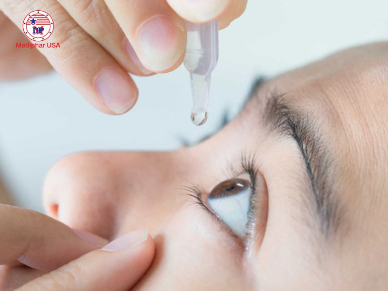 Sử dụng nước mắt nhân tạo giúp giữ ẩm mắt hiệu quả
