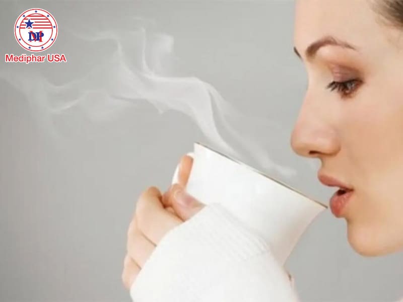 Bụng sôi liên tục và xì hơi: Nguyên nhân và cách khắc phục hiệu quả Uống nước ấm sẽ giúp giảm triệu chứng bụng sôi liên tục và xì hơi.