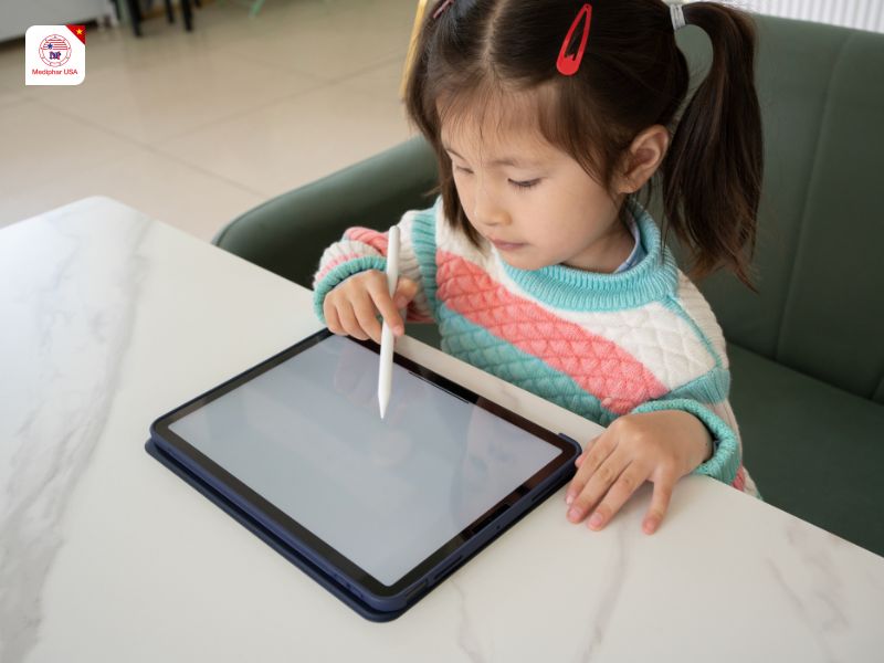 Dấu hiệu nhận biết cận thị nhẹ ở trẻ em và người lớn Cận thị nhẹ nên làm gì để hạn chế tăng độ?