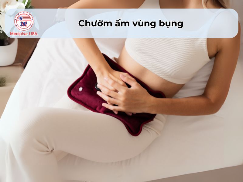 15 mẹo chữa sôi bụng nhanh chóng tại nhà Chườm ấm vùng bụng
