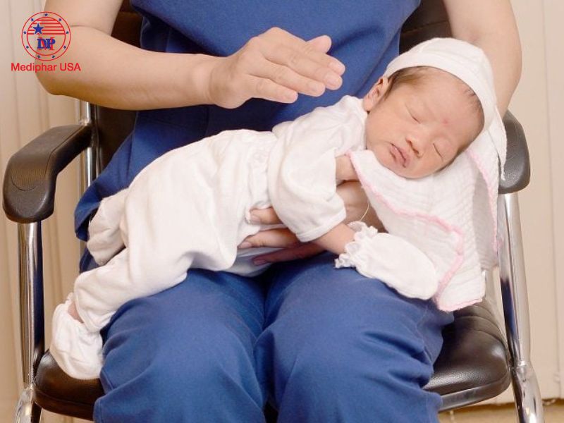 10+ Mẹo dân gian chữa đầy hơi cho trẻ sơ sinh hiệu quả tại nhà Vỗ ợ hơi sau mỗi cữ bú cho trẻ sơ sinh