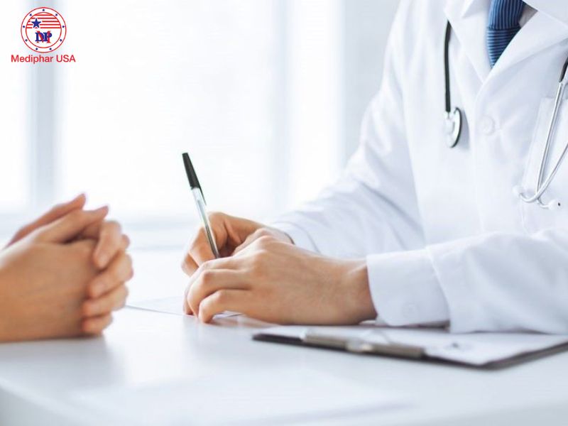 Đau bụng giữa là gì? Nguyên nhân và các biện pháp hỗ trợ hiệu quả Đau bụng kèm một số dấu hiệu nguy hiểm cần đi khám sĩ để được chẩn đoán