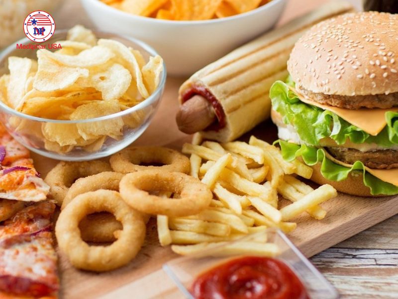 Đau bụng nên ăn gì? Top 9 món ăn tốt cho người bị đau bụng Tránh sử dụng đồ ăn nhanh, đồ chiên rán nhiều dầu khi có vấn đề về tiêu hoá