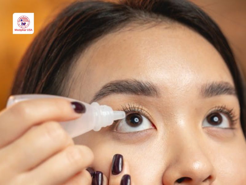Mắt bị cộm nhưng không có bụi: Nguyên nhân & Cách xử lý an toàn Rửa mắt bằng nước muối sinh lý có thể giúp cuốn trôi các hạt bụi li ti hoặc dị vật.