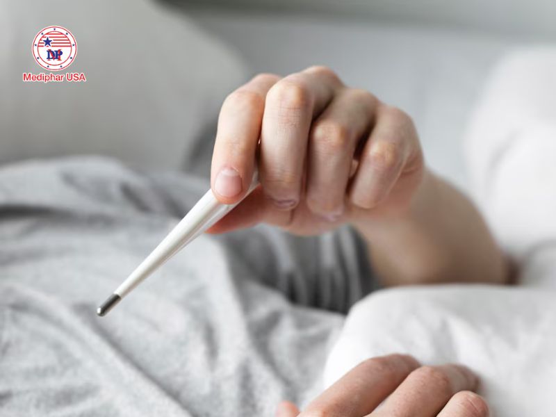 Sôi bụng: Nguyên nhân, dấu hiệu và cách khắc phục hiệu quả Sốt là triệu chứng đi kèm rất nguy hiểm, bạn cần đến gặp bác sĩ ngay