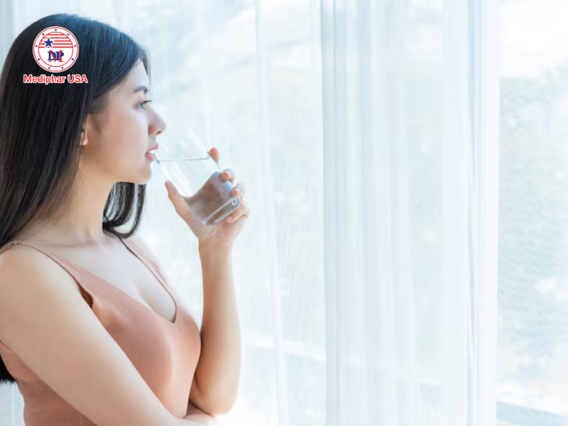 Sôi bụng: Nguyên nhân, dấu hiệu và cách khắc phục hiệu quả Uống đủ nước mỗi ngày giúp cải thiện tình trạng bị sôi bụng