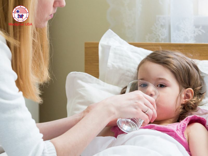 Thuốc đau bụng đi ngoài tiêu chảy: Khi nào cần dùng và nên dùng loại nào? Phụ huynh nên bù nước, hạn chế mất nước ở trẻ bị đau bụng, tiêu chảy