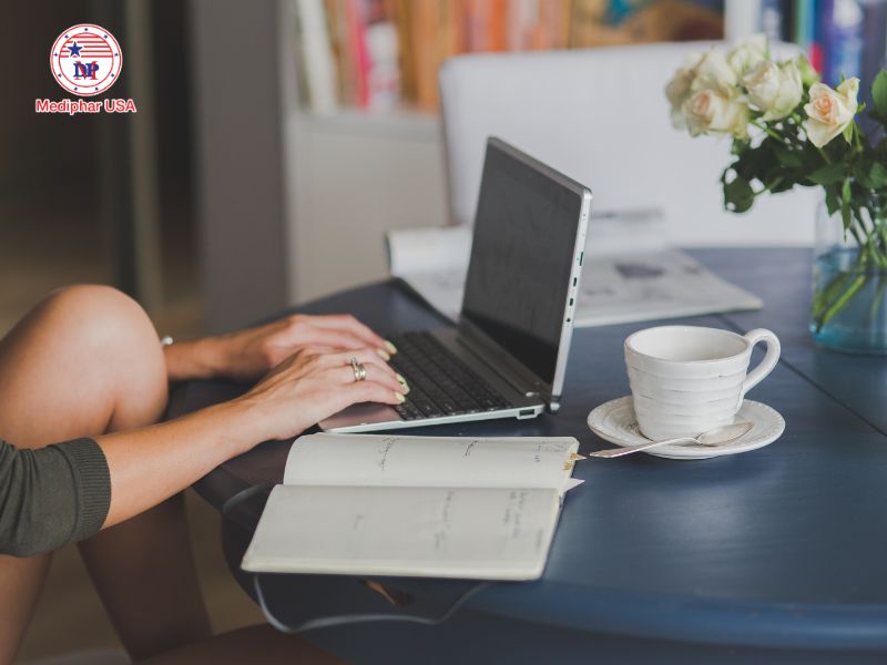 5 cách chống mỏi mắt khi dùng máy tính hiệu quả Ngồi sai tư thế làm khi dùng máy tính cũng là một nguyên nhân gây mỏi mắt