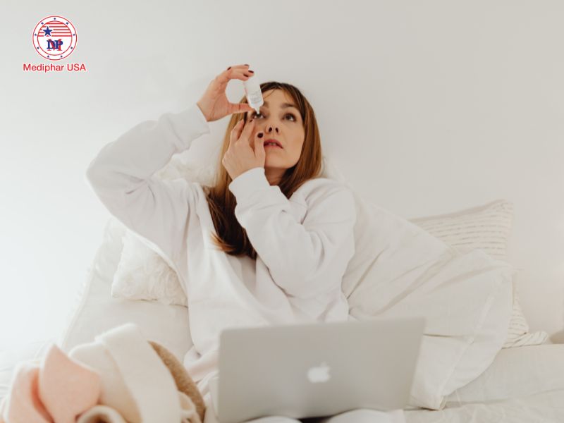 5 cách chống mỏi mắt khi dùng máy tính hiệu quả Có thể sử dụng thuốc nhỏ mắt nhân tạo để giữ ẩm cho mắt