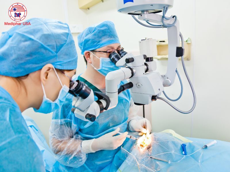 Cườm mắt là gì? Những dấu hiệu âm thầm cảnh báo không nên bỏ qua Điều trị cườm mắt bằng phẫu thuật