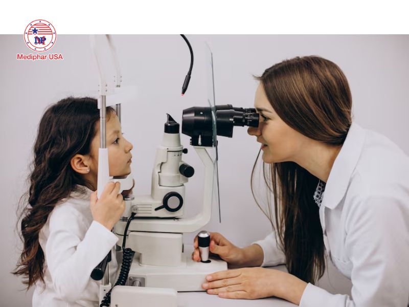 Giác mạc: Cấu trúc, chức năng và các bệnh lý thường gặp Bác sĩ dùng các phương pháp để chẩn đoán các bệnh về giác mạc