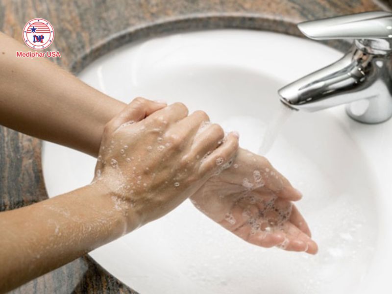 Thuốc mỡ tra mắt là gì? Công dụng và cách dùng an toàn Rửa tay cẩn thận trước khi tra thuốc