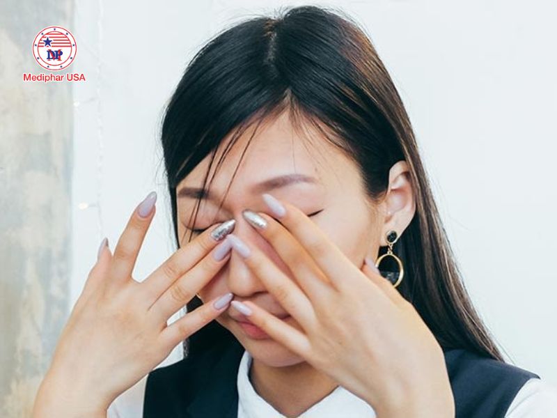Thuốc mỡ tra mắt là gì? Công dụng và cách dùng an toàn Đôi khi thuốc mỡ tra mắt có thể gây ra một số tác dụng phụ