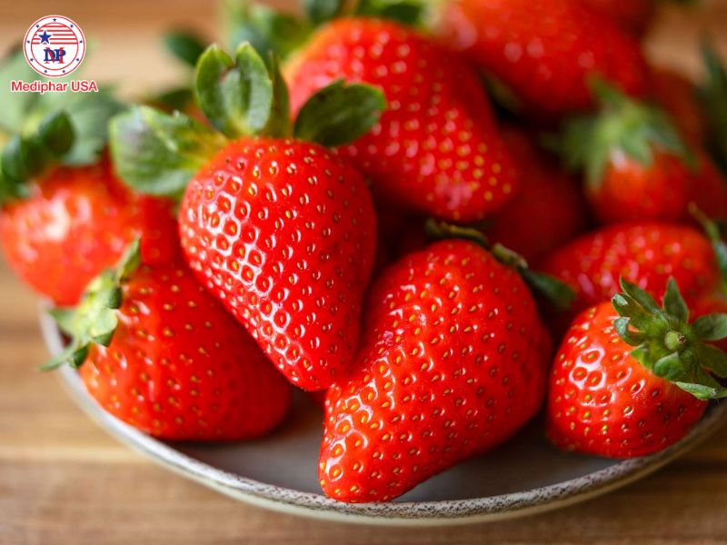 10+ loại trái cây tốt cho mắt nên bổ sung hằng ngày Dâu tây giàu vitamin C và chất chống oxy hóa, giúp tăng cường sức khỏe mắt và ngăn ngừa lão hóa võng mạc.