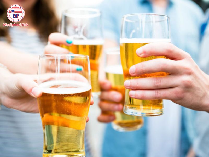 Tụt men tiêu hóa: Nguyên nhân, triệu chứng và cách điều trị. Hạn chế rượu, bia, thuốc lá để tránh ảnh hưởng xấu đến hệ tiêu hóa.