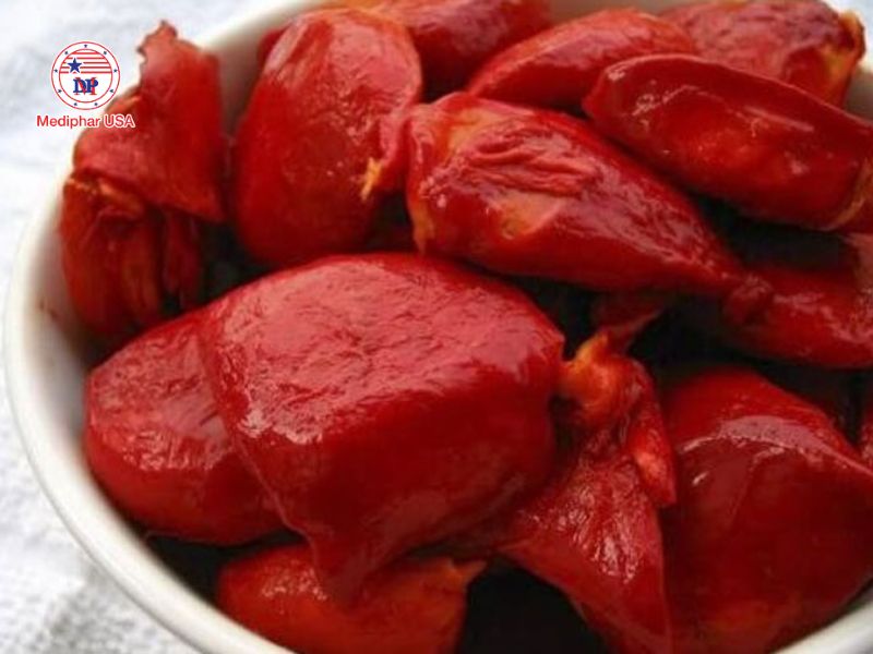 Hướng dẫn cách làm dầu gấc ép lạnh tại nhà Tách lấy phần hạt gấc màu đỏ rồi loại bỏ hạt
