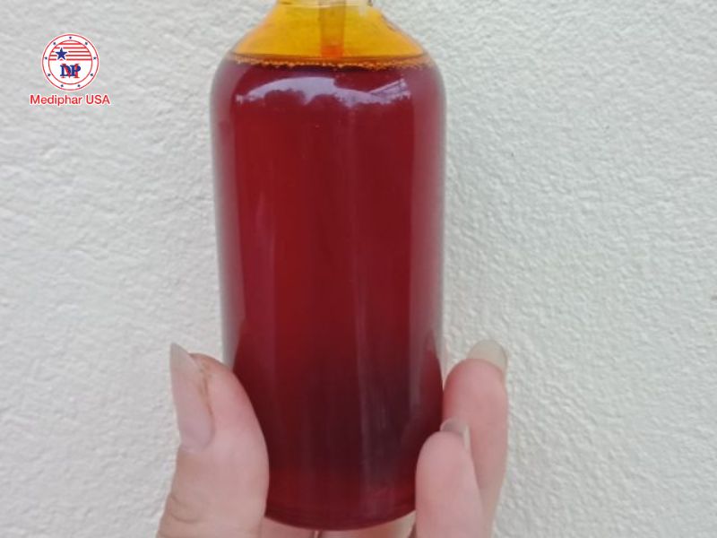 Hướng dẫn cách làm dầu gấc ép lạnh tại nhà Cho sản phẩm vào chai để sử dụng dễ dàng hơn