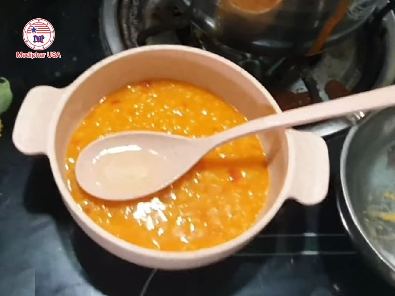 Hướng dẫn cách làm dầu gấc ép lạnh tại nhà Tắt bếp trước khi cho dầu gấc vào món cháo