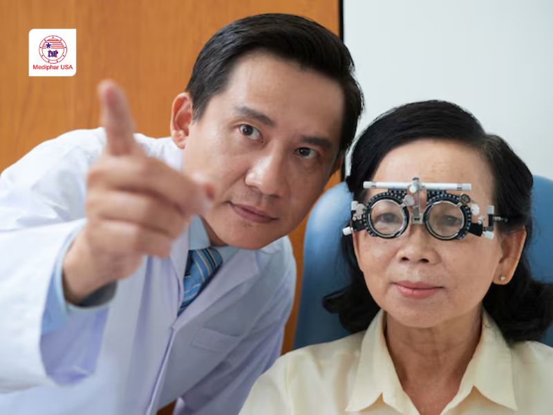 Đục thủy tinh thể ở người già: Nguyên nhân, triệu chứng, điều trị và chi phí Để chẩn đoán đục thủy tinh thể, bác sĩ sẽ hỏi về tiền sử bệnh và triệu chứng, sau đó tiến hành kiểm tra mắt toàn diện.