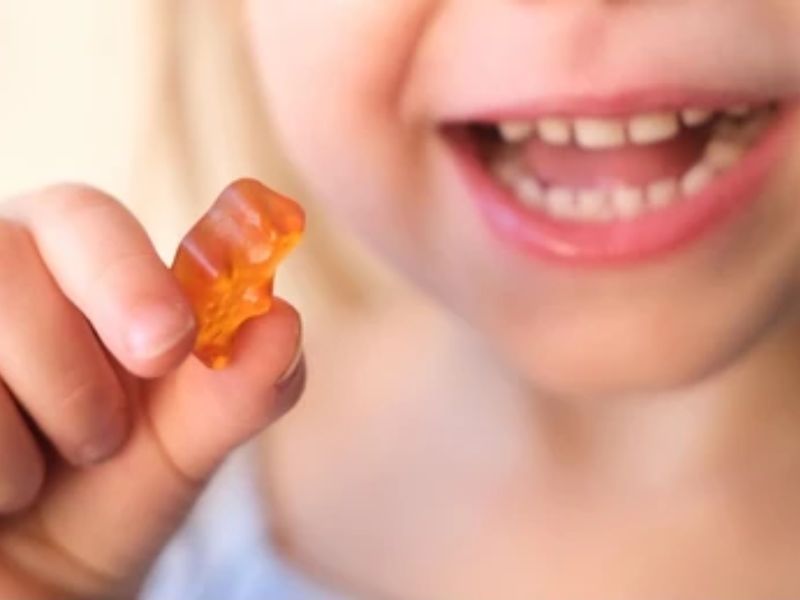 Đường isomalt là gì? Công dụng, cách dùng và những sự thật cần biết Trẻ em có thể sử dụng isomalt như một chất thay thế đường trong các món ăn, kẹo hoặc đồ uống, nhờ vị ngọt dịu, ít calo và không gây sâu răng.