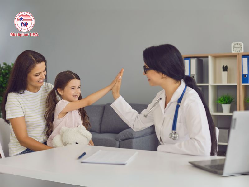 Khi nào cần dùng men tiêu hóa cho trẻ 1 tuổi? Hướng dẫn chọn và sử dụng đúng cách Sử dụng men tiêu hoá cho trẻ 1 tuổi cần có sự theo dõi của bác sĩ