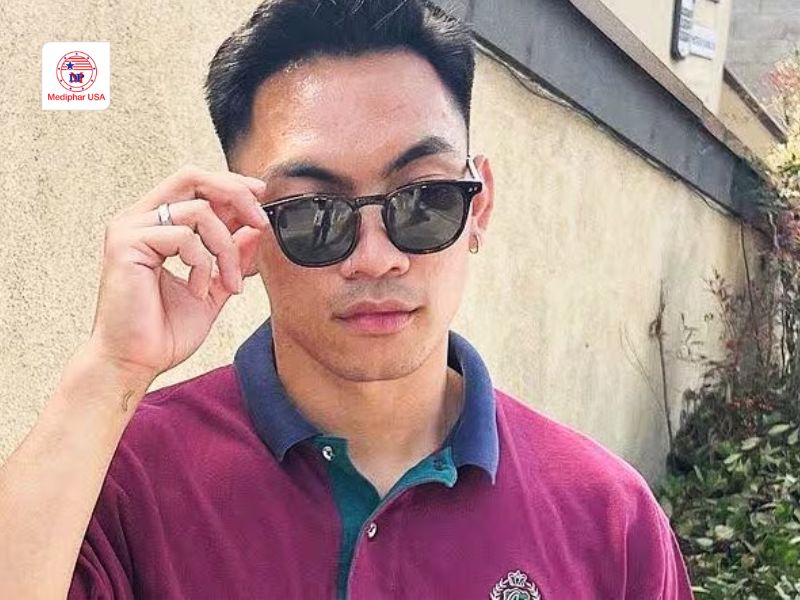 Mí mắt bị sưng: Nguyên nhân, cách xử lý nhanh và khi nào cần gặp bác sĩ Thường xuyên đeo kính râm hoặc kính bảo hộ để bảo vệ mí mắt khỏi bụi bẩn, tia UV và các chấn thương tiềm ẩn.