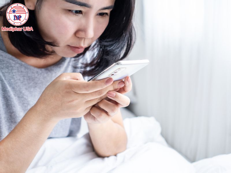 Thị lực là gì? Nguyên nhân, dấu hiệu suy giảm và cách chăm sóc hiệu quả Thường xuyên phải tăng độ sáng màn hình và nhìn sát điện thoại
