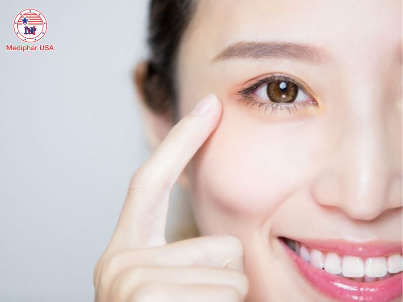Uống thuốc bổ mắt nhiều có tốt không? Lưu ý cần ghi nhớ Uống thuốc bổ mắt mang lại nhiều lợi ích cho sức khỏe thị lực, tuy nhiên dùng quá nhiều có thể gây mất cân bằng dinh dưỡng, tích lũy dẫn đến nguy cơ gây độc.