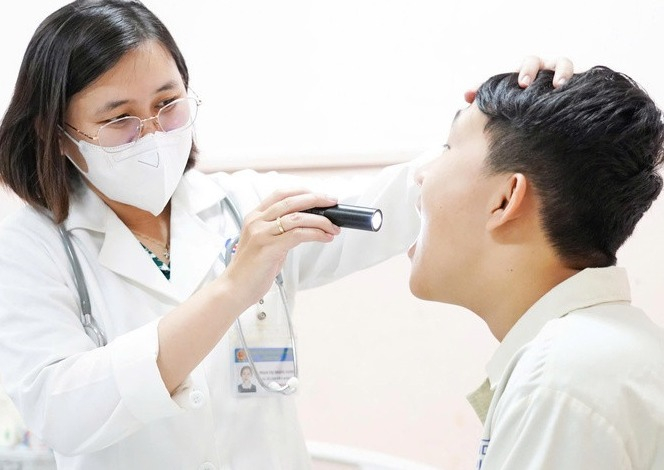 Cảnh Báo: Các Bệnh Hô Hấp và Tiêu Hóa Thường Gặp Ở Trẻ Mùa Tựu Trường Bác sĩ khám bệnh cho một học sinh - Ảnh: Bệnh viện cung cấp (Nguồn tuoitre.vn)