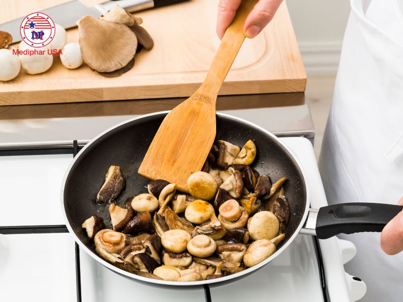 Chế biến nấm lành mạnh hạn chế sử dụng nhiều dầu để hỗ trợ giảm cân