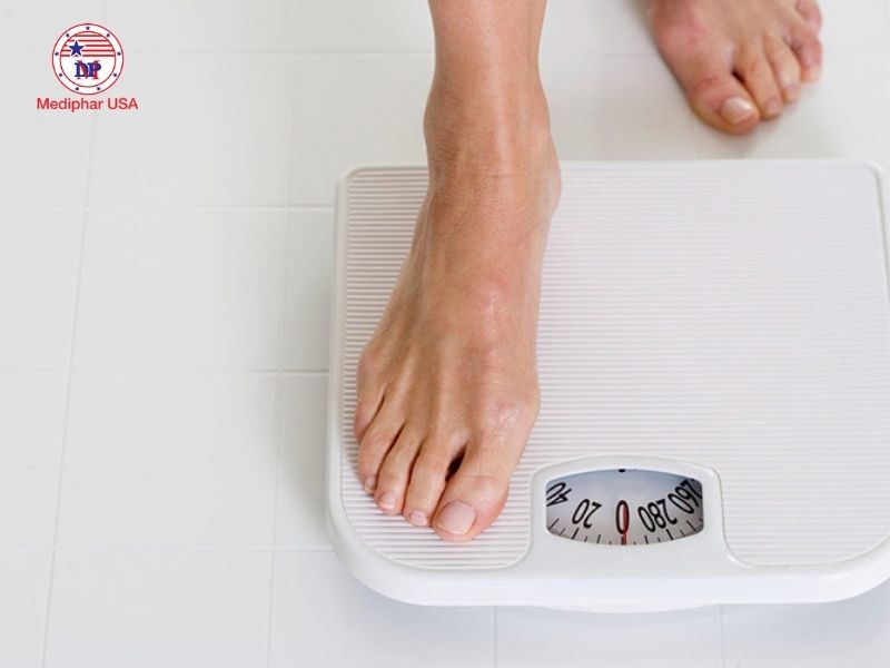 Sụt cân không rõ nguyên nhân: Do đâu và khi nào cần đi khám? Sụt cân không rõ nguyên nhân là tình trạng giảm cân đáng kể mà không ăn kiêng hoặc tăng cường vận động