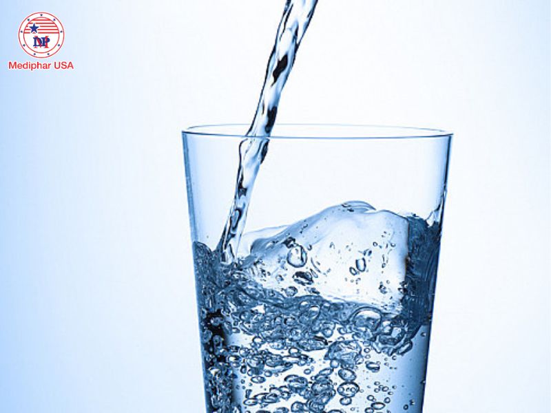 Táo bón là gì? Nguyên nhân, triệu chứng, cách phòng ngừa và điều trị Uống nước ấm vào buổi sáng có thể kích thích nhu động ruột.