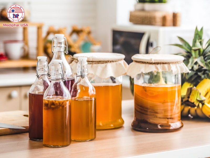 Trà kombucha lên men tạo nên nguồn probiotic tự nhiên có lợi cho đường ruột.
