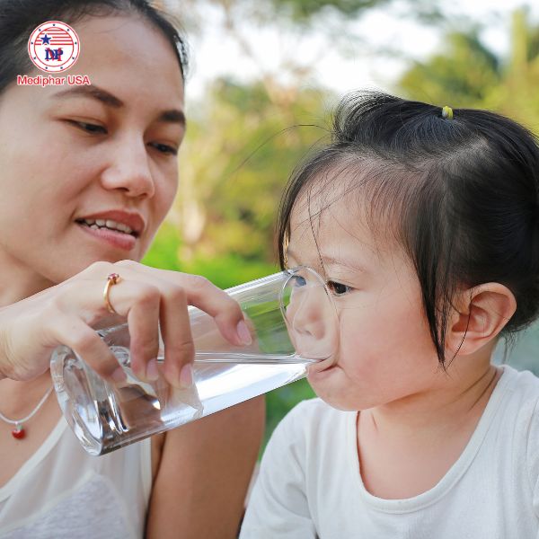 Bổ sung nước cho trẻ mỗi ngày để tăng hiệu quả hấp thu canxi