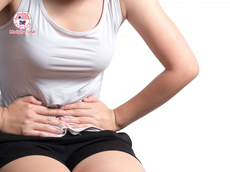 Đi ngoài phân sống là gì? Nguyên nhân, dấu hiệu và hướng dẫn xử lý an toàn Nên thăm khám bác sĩ khi đau bụng dữ dội