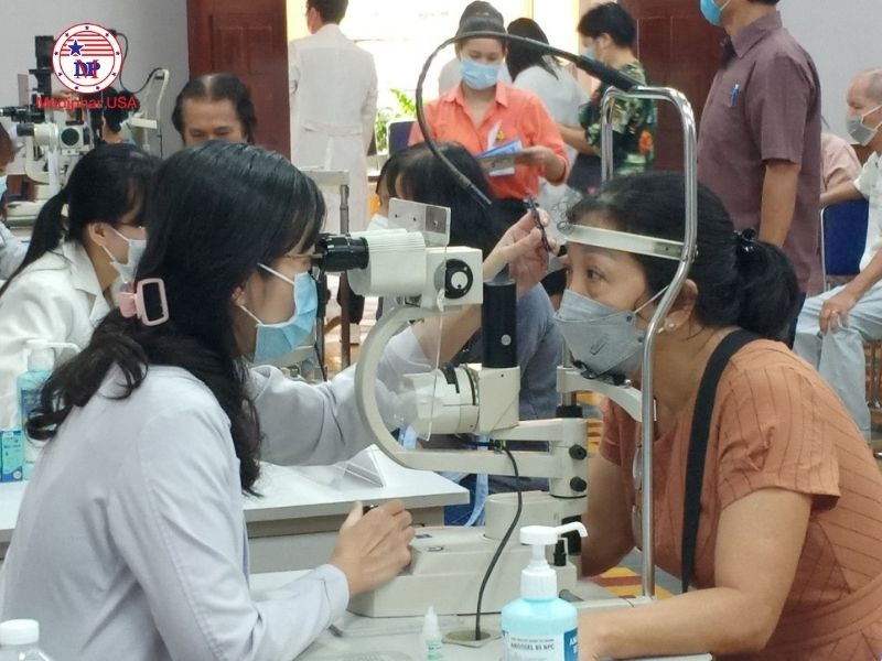 Đội ngũ y bác sĩ bệnh viện Mắt TP.HCM không ngừng nâng cao chuyên môn