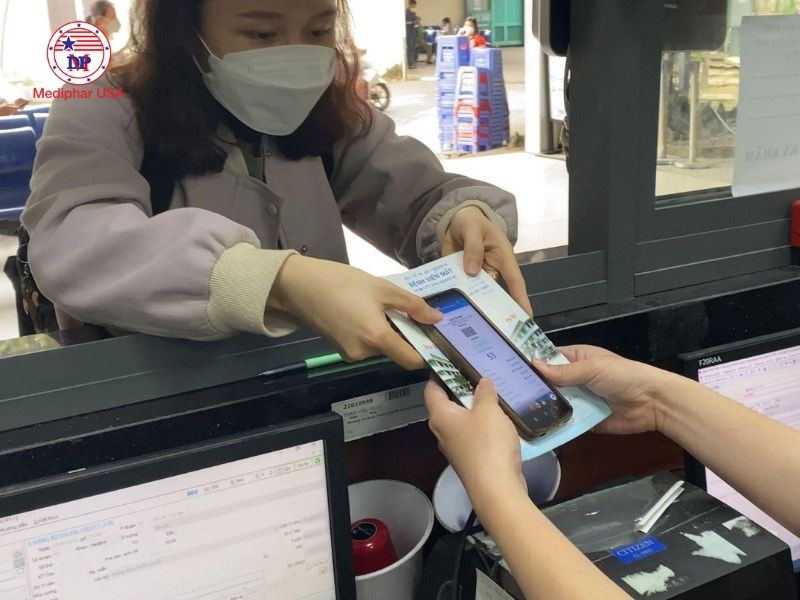 Người bệnh nên đặt khám trước để tiết kiệm thời gian khi đi khám tại Bệnh viện Mắt TP.HCM