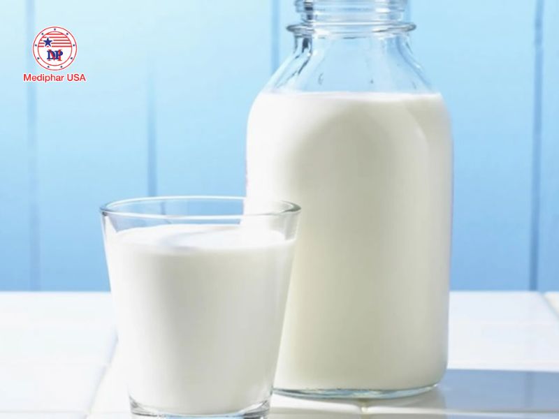 Sữa là một trong những thực phẩm giàu canxi tốt nhất và phổ biến nhất