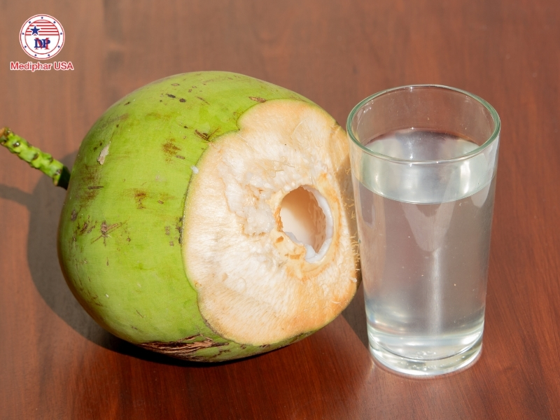 Bị tiêu chảy uống nước dừa được không​?