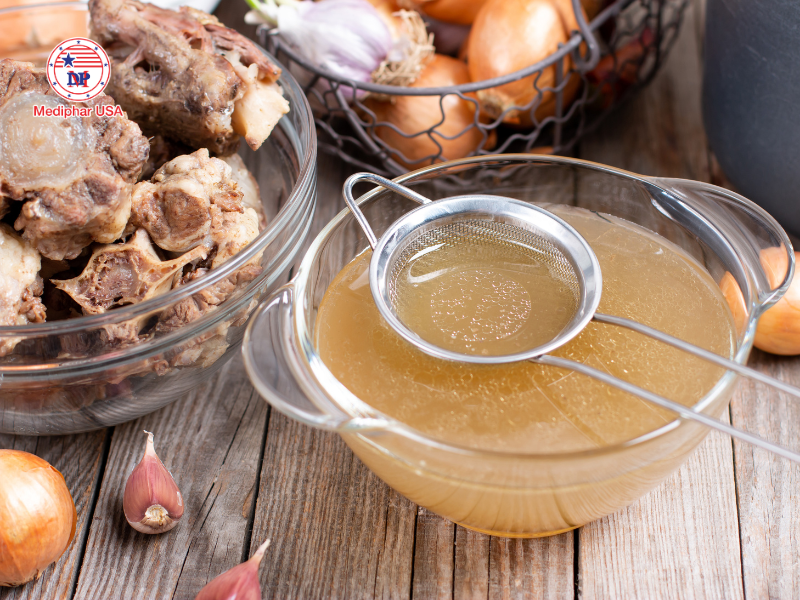 Nước hầm xương chứa collagen tự nhiên giúp nuôi dưỡng sụn và mô liên kết